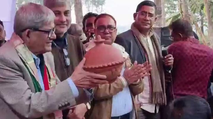 ভোটের মাঠে ডিম ও জমানো টাকার মাটির ব্যাংক উপহার পেলেন মির্জা ফখরুল