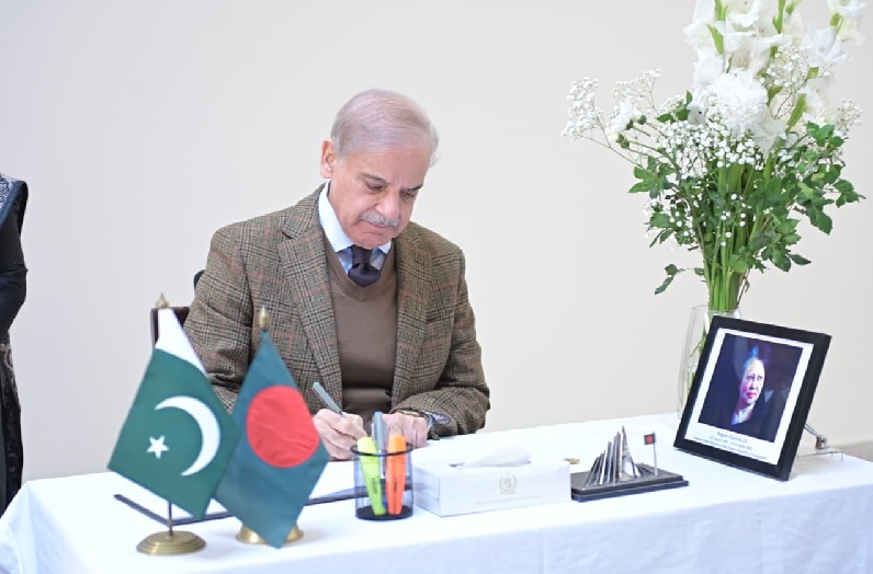 খালেদা জিয়ার মৃত্যুতে শোক বইয়ে স্বাক্ষর করলেন পাকিস্তানের প্রধানমন্ত্রী