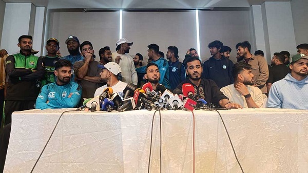 ক্যামেরার সামনে আসা ক্রিকেটারদের ‘হুমকি’