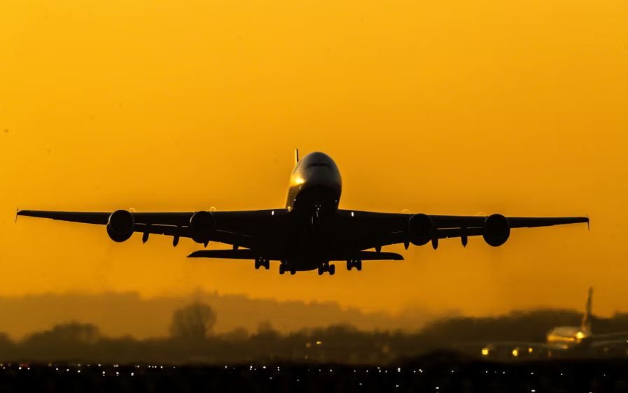চলন্ত ফ্লাইটে তীব্র ঝাঁকুনিতে ভেঙে গেছে দু’জনের পা