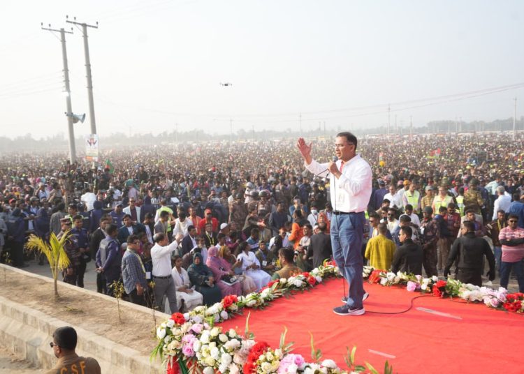 সিরাজগঞ্জের জনসভায় তারেক রহমান। ছবি: মঞ্জুর মোর্সেদ রিকি