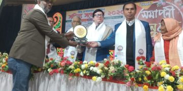 মীর মশাররফ হোসেন সম্মাননা ও পদক দেওয়া হয়। ছবি: প্রতিনিধি