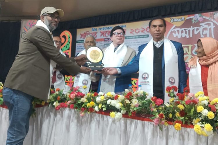 মীর মশাররফ হোসেন সম্মাননা ও পদক দেওয়া হয়। ছবি: প্রতিনিধি