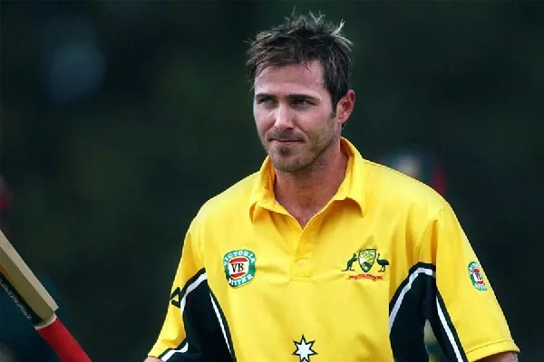 জীবন-মৃত্যুর সন্ধিক্ষণ থেকে বাড়ি ফিরতে পারলেন ডেমিয়েন মার্টিন