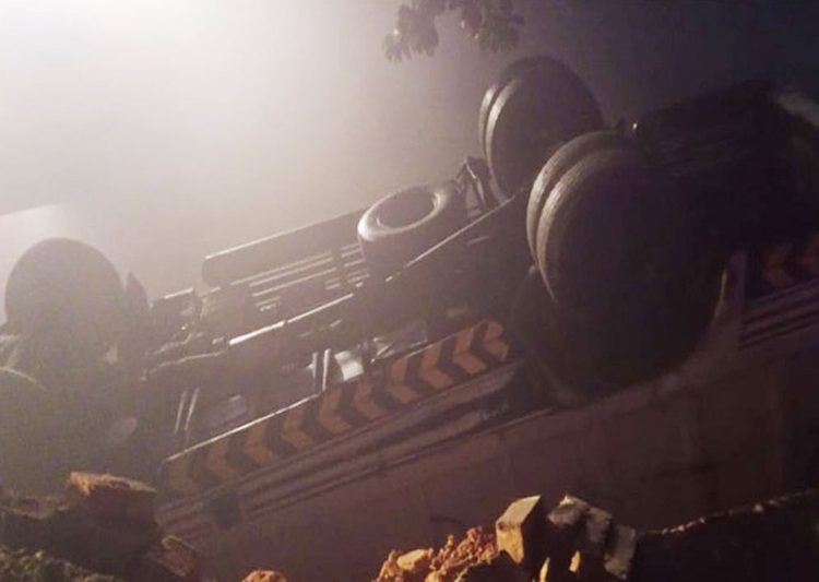 পাকিস্তানে ঘন কুয়াশায় মিনি-ট্রাক খাদে পড়ে নিহত ১৪। ছবি: সংগৃহীত