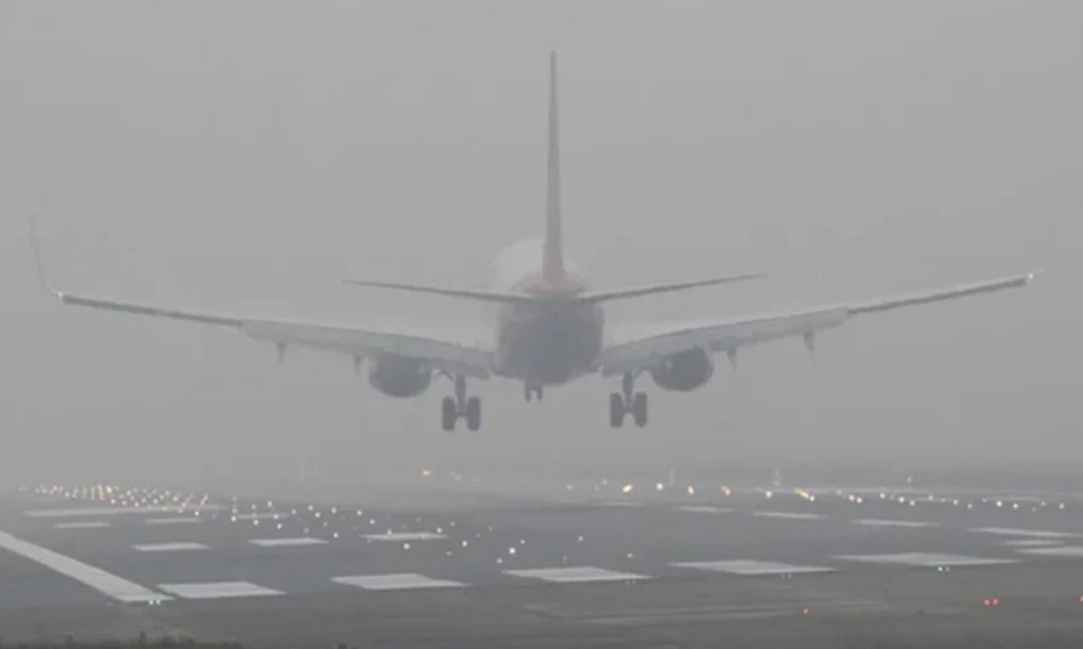 ঘন কুয়াশায় শাহজালাল বিমানবন্দরে ফ্লাইট বিলম্ব, সড়কে যানজট