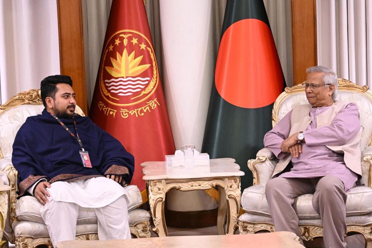 প্রধান উপদেষ্টা প্রফেসর মুহাম্মদ ইউনূসের সঙ্গে জাতীয় নাগরিক পার্টির (এনসিপি) চার সদস্যদের প্রতিনিধি দলের বৈঠক। ছবি: ফেসবুক থেকে নেওয়া