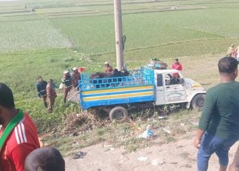 মাজারে যাওয়ার পথে পিকআপ উল্টে যায়। ছবি: প্রতিনিধি