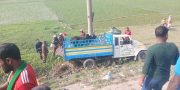 মাজারে যাওয়ার পথে পিকআপ উল্টে যায়। ছবি: প্রতিনিধি