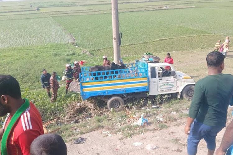 মাজারে যাওয়ার পথে পিকআপ উল্টে যায়। ছবি: প্রতিনিধি