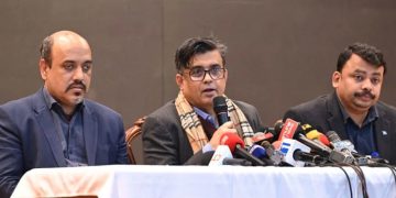 বৃহস্পতিবার ফরেন সার্ভিস একাডেমিতে সাংবাদিকদের প্রশ্নের জবাব দেন প্রধান উপদেষ্টার প্রেস সচিব শফিকুল আলম