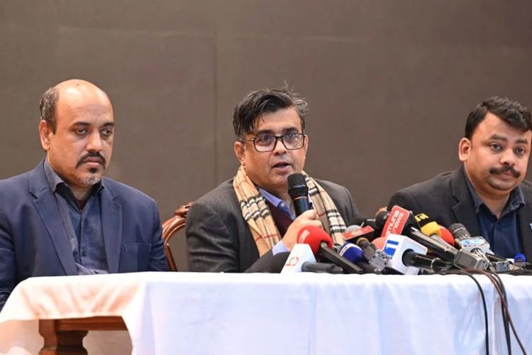 বৃহস্পতিবার ফরেন সার্ভিস একাডেমিতে সাংবাদিকদের প্রশ্নের জবাব দেন প্রধান উপদেষ্টার প্রেস সচিব শফিকুল আলম