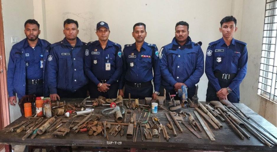 গহীন পাহাড়ে অস্ত্র তৈরির কারখানা: বিপুল পরিমাণ সরঞ্জামাদি উদ্ধার