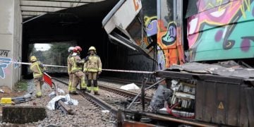 স্পেনের কার্টাজেনায় ট্রেনের সঙ্গে নির্মাণাধীন ক্রেনের ধাক্কা। ছবি: সংগৃহীত