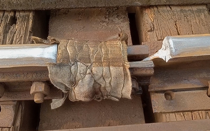 টাঙ্গাইলে রেল লাইনে ভাঙন, ঝুঁকি নিয়ে চলছে ট্রেন