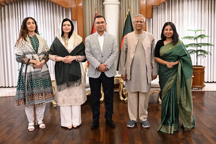 প্রধান উপদেষ্টা প্রফেসর মুহাম্মদ ইউনূসের সঙ্গে সৌজন্য সাক্ষাৎ করেন তারেক রহমান, তাঁর সহধর্মিণী ডা. জুবাইদা রহমান এবং কন্যা ব্যারিস্টার জাইমা রহমান। ছবি: ফেসবুক থেকে নেওয়া