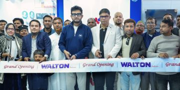 ‘আরিশা ইলেকট্রনিক্স’ শোরুম উদ্বোধনী অনুষ্ঠানে উপস্থিত ওয়ালটনের এএমডি ইভা রিজওয়ানা, সিনিয়র এক্সিকিউটিভ ডিরেক্টর জনপ্রিয় চিত্রনায়ক আমিন খানসহ অতিথিরা।