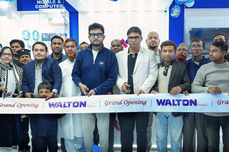 ‘আরিশা ইলেকট্রনিক্স’ শোরুম উদ্বোধনী অনুষ্ঠানে উপস্থিত ওয়ালটনের এএমডি ইভা রিজওয়ানা, সিনিয়র এক্সিকিউটিভ ডিরেক্টর জনপ্রিয় চিত্রনায়ক আমিন খানসহ অতিথিরা।