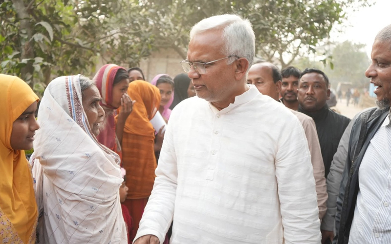 ভোটের প্রচারে গ্রাম থেকে গ্রামান্তরে হেঁটে চলেছেন বিএনপি প্রার্থী ডা. এ জেড এম জাহিদ হোসেন