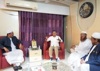 চরমোনাই পীরের মুফতি সৈয়দ রেজাউল করিমের বাসায় তারেক রহমান। ছবি: মঞ্জুর মোর্সেদ রিকি