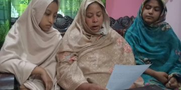 নিখোঁজ যুবক তহিদুল ইসলাম তুহিনের মা তাসমিনা বেগম বিনা (নিজ বাড়িতে সংবাদ সম্মেলন করে অভিযোগ করছেন, প্রতিনিধির পাঠানো ছবি.