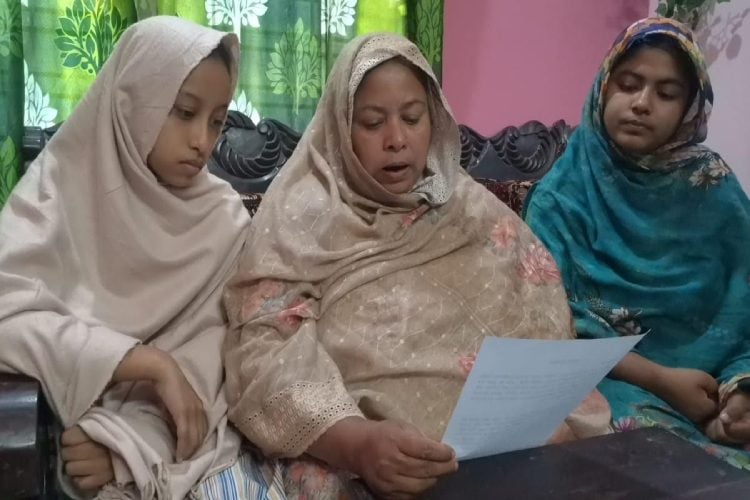 নিখোঁজ যুবক তহিদুল ইসলাম তুহিনের মা তাসমিনা বেগম বিনা (নিজ বাড়িতে সংবাদ সম্মেলন করে অভিযোগ করছেন, প্রতিনিধির পাঠানো ছবি.