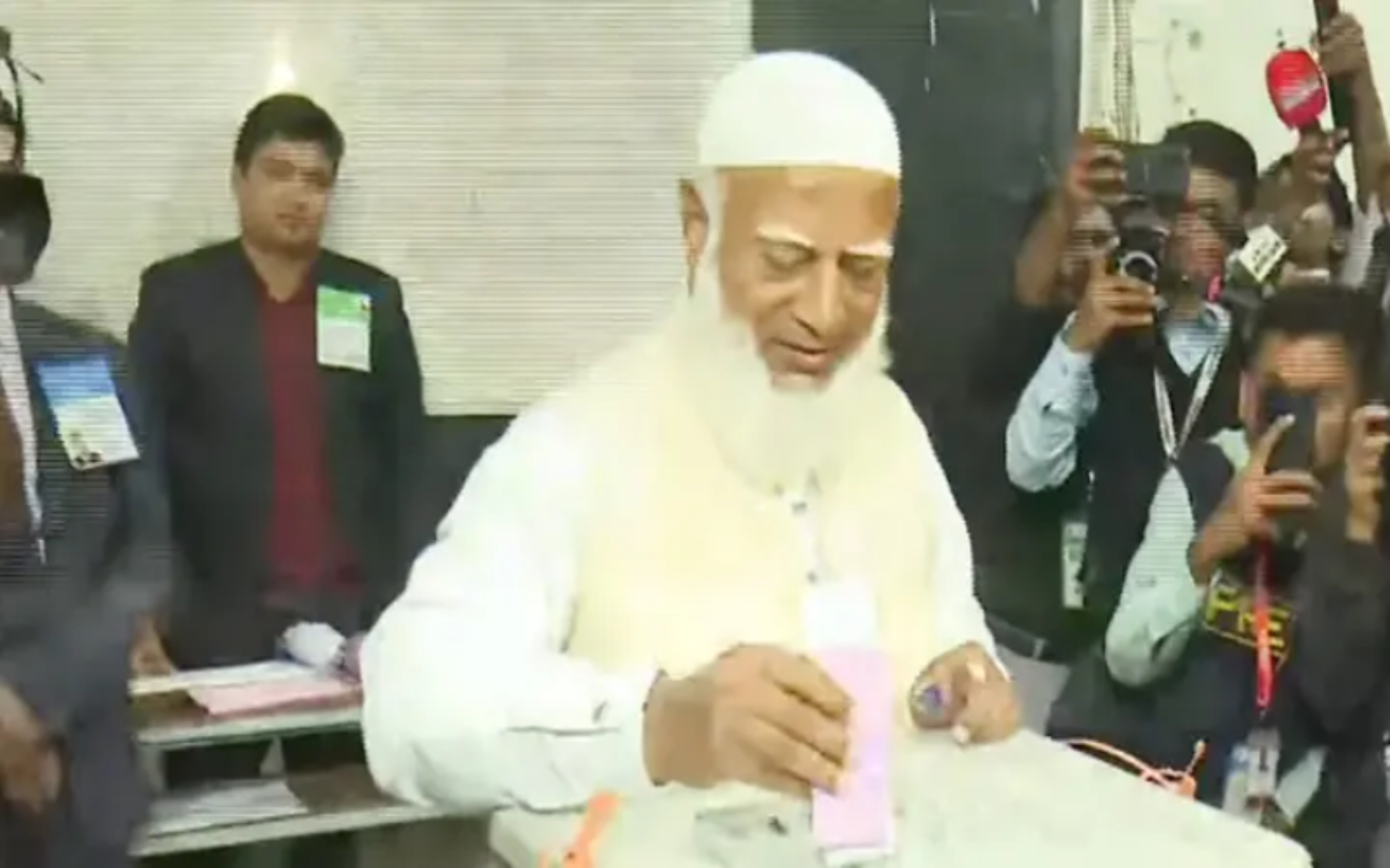 ভোট দিয়েছেন জামায়াতের আমির ডা. শফিকুর রহমান