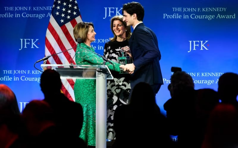 মার্কিন কংগ্রেস আসনে জ্যাক শ্লসবার্গকে সমর্থন দিতে যাচ্ছেন ন্যান্সি পেলোসি