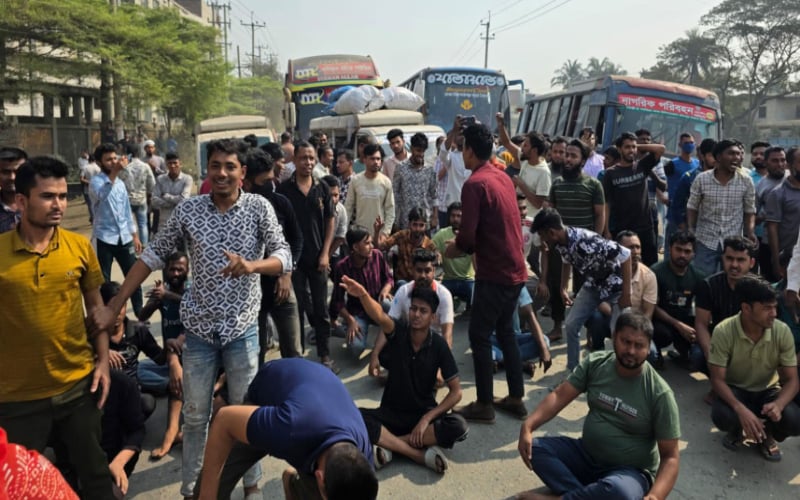 নারায়ণগঞ্জে বকেয়া বেতনের দাবিতে গার্মেন্টস শ্রমিকদের সড়ক অবরোধ | চ্যানেল আই অনলাইন নারায়ণগঞ্জে বকেয়া বেতনের দাবিতে গার্মেন্টস শ্রমিকদের সড়ক অবরোধ | চ্যানেল আই অনলাইন