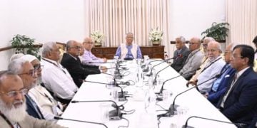 ছবি: রাষ্ট্রীয় অতিথি ভবন যমুনায় জাতীয় মুক্তিযোদ্ধা কাউন্সিল, বাংলাদেশ মুক্তিযোদ্ধা কল্যাণ ট্রাস্ট এবং বাংলাদেশ মুক্তিযোদ্ধা সংসদের সদস্যদের সঙ্গে প্রধান উপদেষ্টা ড. মুহাম্মদ ইউনূস।