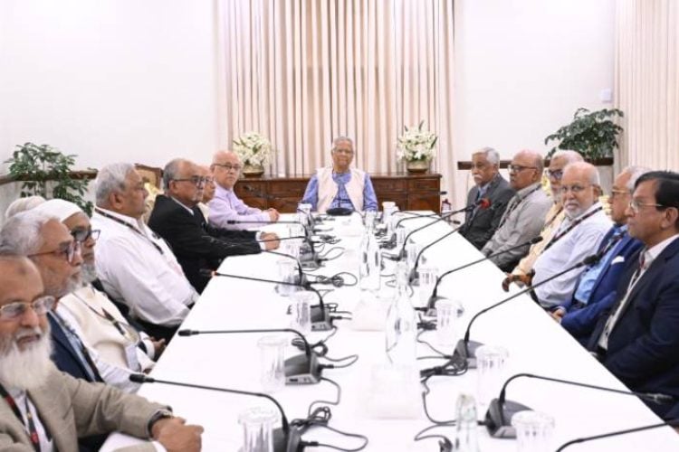 ছবি: রাষ্ট্রীয় অতিথি ভবন যমুনায় জাতীয় মুক্তিযোদ্ধা কাউন্সিল, বাংলাদেশ মুক্তিযোদ্ধা কল্যাণ ট্রাস্ট এবং বাংলাদেশ মুক্তিযোদ্ধা সংসদের সদস্যদের সঙ্গে প্রধান উপদেষ্টা ড. মুহাম্মদ ইউনূস।