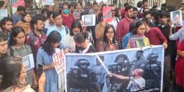 ছবি: ঢাবি শিক্ষার্থীর ওপর পুলিশের হামলার প্রতিবাদে শিক্ষার্থীদের বিক্ষোভ।