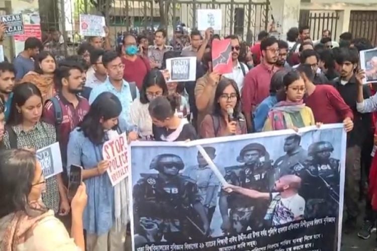 ছবি: ঢাবি শিক্ষার্থীর ওপর পুলিশের হামলার প্রতিবাদে শিক্ষার্থীদের বিক্ষোভ।