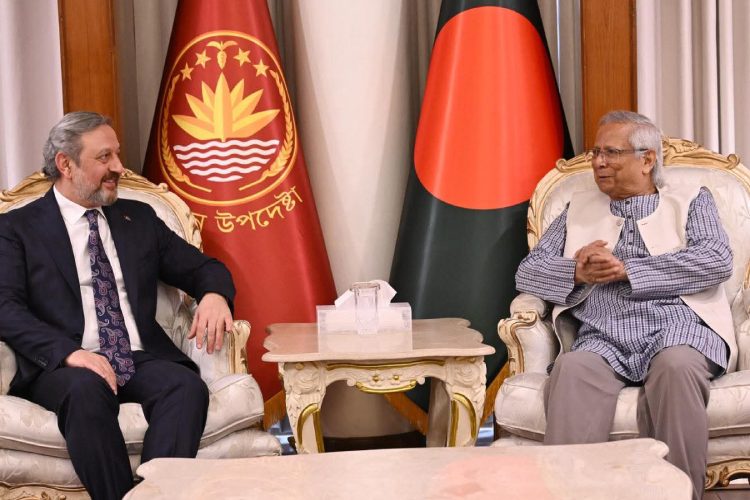 ছবি: প্রধান উপদেষ্টা ড. মুহাম্মদ ইউনূসের সঙ্গে তুরস্কের নির্বাচন পর্যবেক্ষক দলের সৌজন্য সাক্ষাৎ।