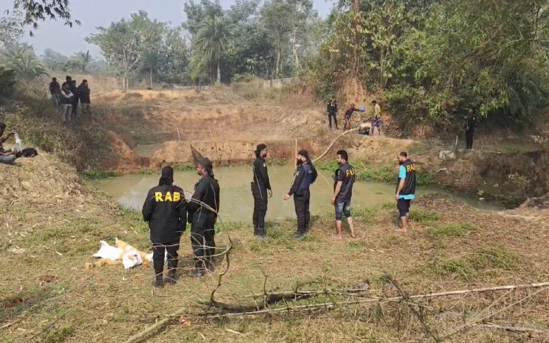 কুমিল্লায় পুকুরে মিললো বিপুল পরিমাণ অস্ত্র