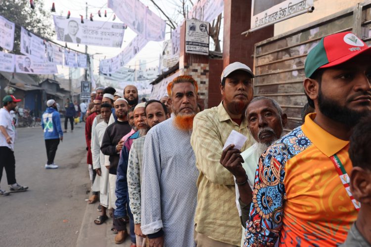 ছবি: ভোট শুরুর আগেই ভোটকেন্দ্রে দীর্ঘ লাইন।