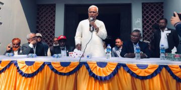 ছবি: দিনাজপুরে মুক্তিযোদ্ধাদের সাথে মতবিনিময় সভায় ডা. এ জেড এম জাহিদ হোসেন।