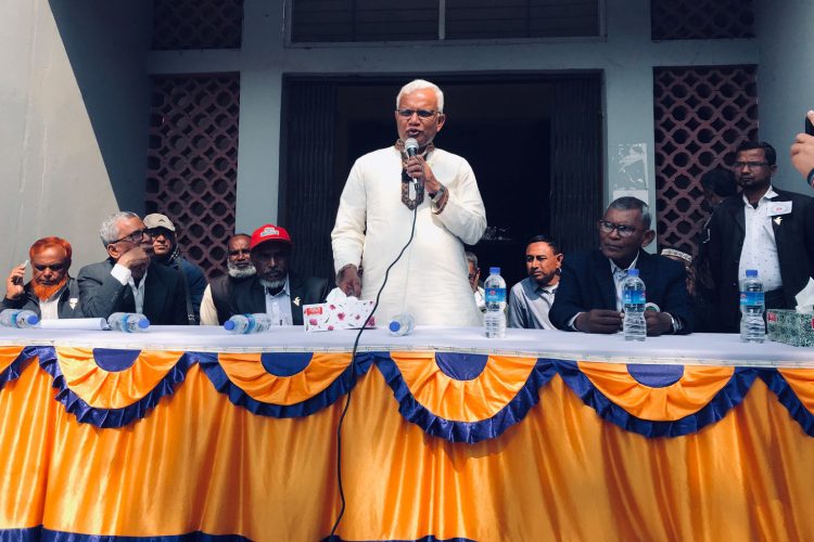 ছবি: দিনাজপুরে মুক্তিযোদ্ধাদের সাথে মতবিনিময় সভায় ডা. এ জেড এম জাহিদ হোসেন।