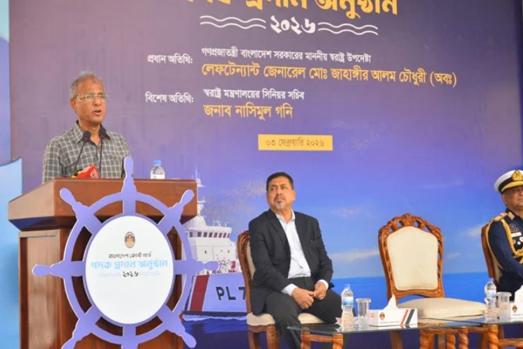 ছবি: রাজধানীর আগারগাঁওয়ে বাংলাদেশ কোস্ট গার্ডের সদর দপ্তরে স্বরাষ্ট্র উপদেষ্টা লেফটেন্যান্ট জেনারেল (অব.) মো. জাহাঙ্গীর আলম চৌধুরী ।