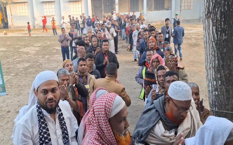 মোনাজাতের মাধ্যমে ভোটদান শুরু করলেন কিশোরগঞ্জের ভোটাররা