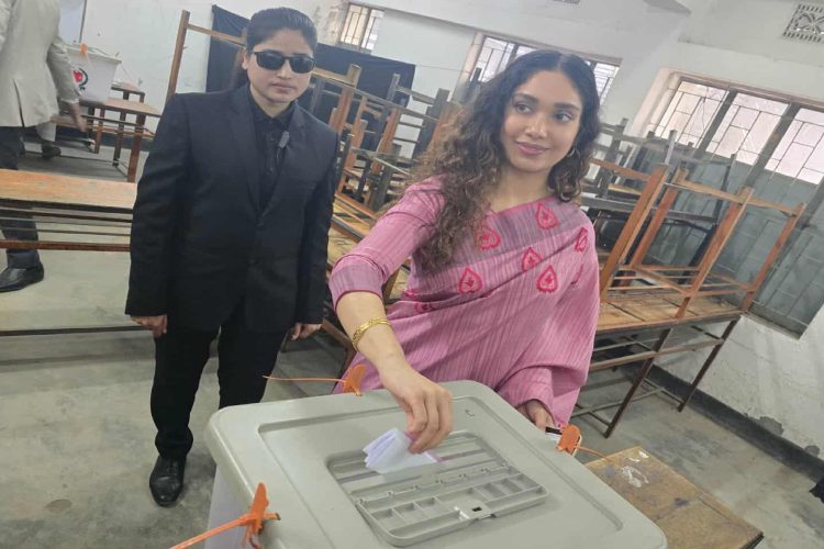 ছবি: ভোট দিয়েছেন ব্যারিস্টার জাইমা রহমান।