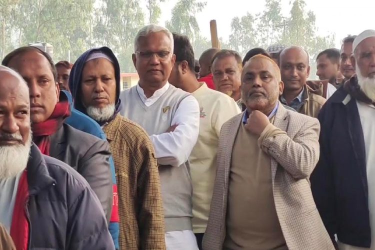 ছবি: দিনাজপুর-৬ আসনে ডা এ জেড এম জাহিদ হোসেনের ভোটদান।