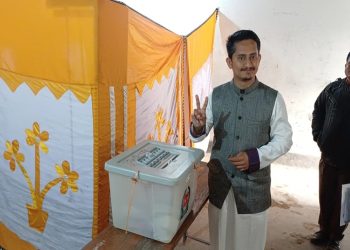 ছবি: পঞ্চগড়-১ আসনের সংসদ সদস্য পদপ্রার্থী সারজিস আলমের ভোটদান।