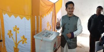 ছবি: পঞ্চগড়-১ আসনের সংসদ সদস্য পদপ্রার্থী সারজিস আলমের ভোটদান।