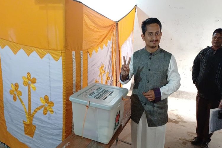 ছবি: পঞ্চগড়-১ আসনের সংসদ সদস্য পদপ্রার্থী সারজিস আলমের ভোটদান।