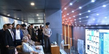 ছবি: প্রধান উপদেষ্টা ড. মুহাম্মদ ইউনূসের ভোটদানের চিত্র পর্যবেক্ষন।