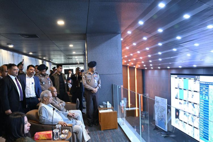 ছবি: প্রধান উপদেষ্টা ড. মুহাম্মদ ইউনূসের ভোটদানের চিত্র পর্যবেক্ষন।