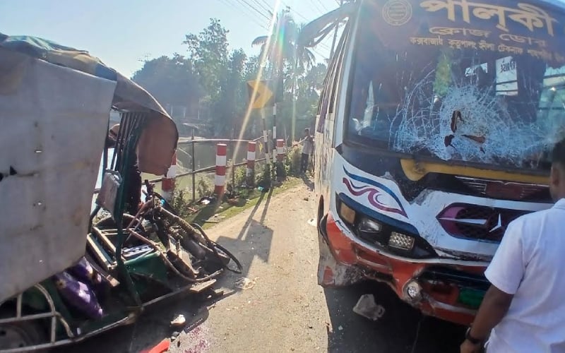 কক্সবাজারে বাস-ইজিবাইক সংঘর্ষে চালক নিহত, আহত ৮