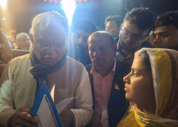 ছবি: গণসংযোগের ফাঁকে দরিদ্র রোগীদের জন্য প্রেসক্রিপশন লিখছেন ডা. এ জেড এম জাহিদ।