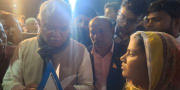 ছবি: গণসংযোগের ফাঁকে দরিদ্র রোগীদের জন্য প্রেসক্রিপশন লিখছেন ডা. এ জেড এম জাহিদ।